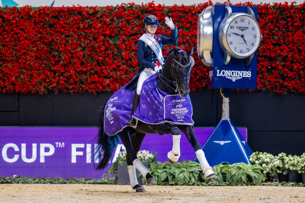 Charlotte Fry und Glamourdale, Ehrenrunde nach dem Grand Prix beim Weltcup-Finale in Basel