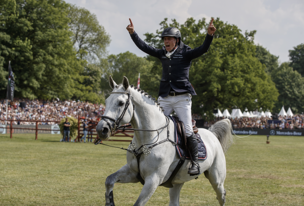 Gilbert Tillmann mit Claus Dieter, der ihn 2018 auf Rang zwei im Deutschen Spring-Derby in Hamburg getragen hatte. Foto: sportfotos-lafrentz.de