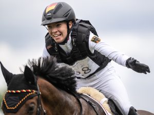 Freude bei Einzelreiterin Pia Sophie Schreiber, die mit Cliemann null und in der Zeit ins Ziel kam bei den Junioren. Foto: FEI