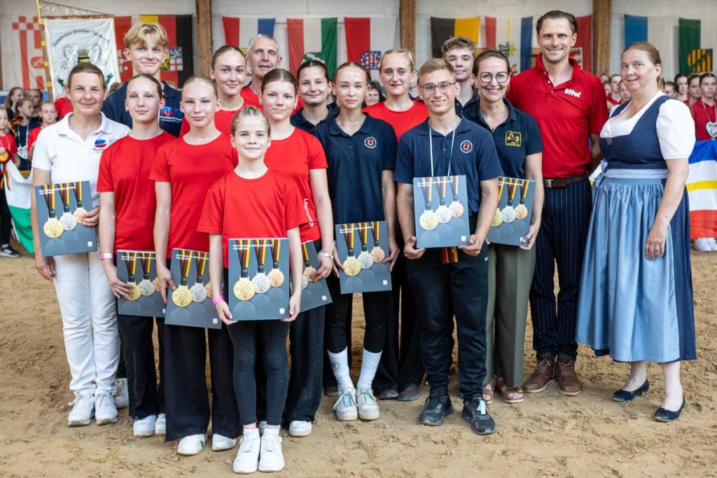 Die FN-ausgezeichneten Voltigiererinnen und Voltigierer samt Longenführer/innen 2025. Foto: FN-Archiv