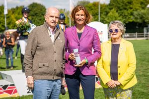 Die FN zeichnet den Aachen Laurensberger Rennverein und seine Präsidentin Stefanie Peters (Mitte) mit der Graf-Rantzau-Trophäe aus. Die Ehrung überreichten FN-Präsident Martin Richenhagen und FN-Bundesjugendwartin Heidi van Thiel. Foto: Metzner