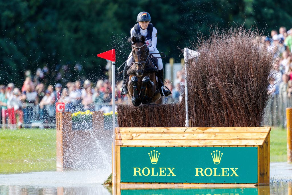 Die Ohren gespitzt, die Füße weg und immer zwischen den Flaggen – so kannte man Anna Siemers Avondale – hier beim CHIO Aachen 2025, wo sie null im Gelände und im Parcours waren. Foto: www.sportfotos-lafrentz.de/Tomas Holcbecher