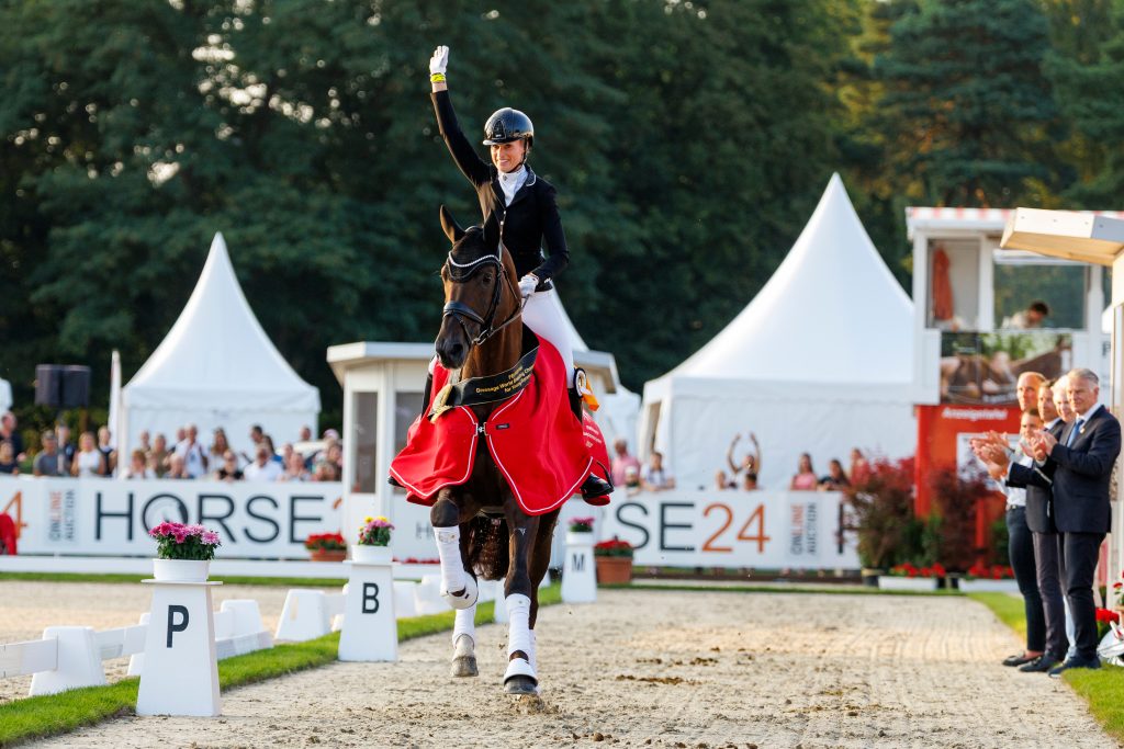Zum zweiten Mal Weltmeister: der KWPN-Hengst Red Viper mit Dinja van Liere. Foto: sportfotos-lafrentz.de