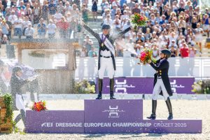 So werden Europameister getauft – Justin Verboomen gab sich geschlagen, als der Champagner von links und rechts zu spritzen begann. Foto: Sportfotos-lafrentz.de