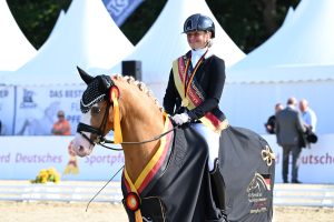 Bundeschampion der vierjährigen Reitponyhengste: Next Temptation unter Danica Duen. (Foto Nilkens)