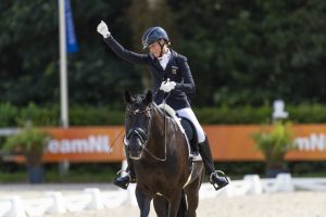 Regine Mispelkamp nach ihrem Ritt zum EM-Titel 2025. Foto: FEI/Leanjo de Koster