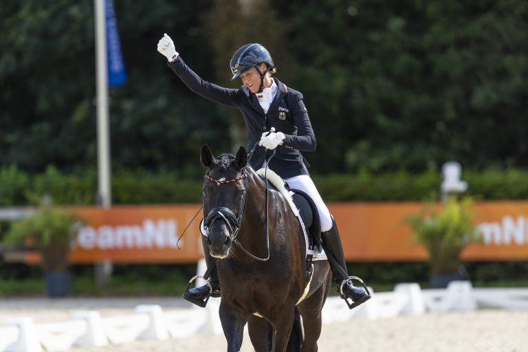 Regine Mispelkamp nach ihrem Ritt zum EM-Titel 2025. Foto: FEI/Leanjo de Koster