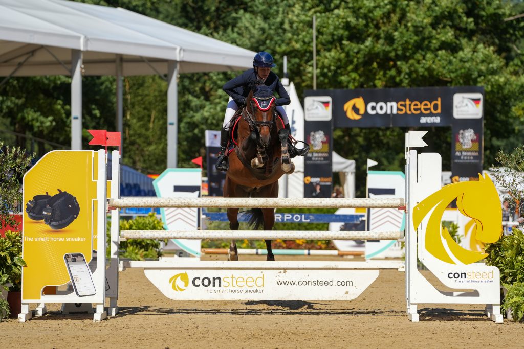 Arcassio gewinnt unter Jana Fink das Bundeschampionat der fünfjährigen Springpferde. (van Bebber)