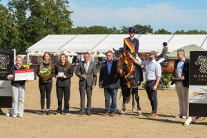 Seinen 29. Bundeschampion züchtete Josef Wilbers (2.von li) mit Arcassio. (Foto van Bebber)