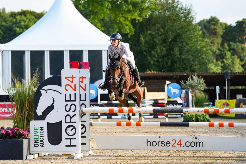 Jona Jolie Schwamborn und Arts Goldlauer fliegen zur Bronzemedaille beim Bundeschampionat (Foto: van Bebber)