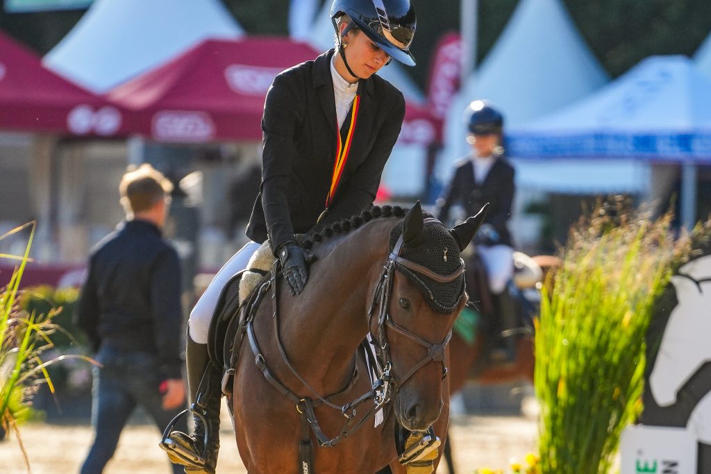 Jona Jolie Schwamborn und Arts Goldlauer fliegen zur Bronzemedaille beim Bundeschampionat (Foto: van Bebber)