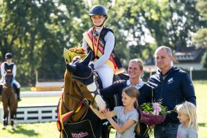 Hannah Weinkopf sprang mit Relax ZV WE zum Titel bei den Geländeponys. (Foto: Vortmann)