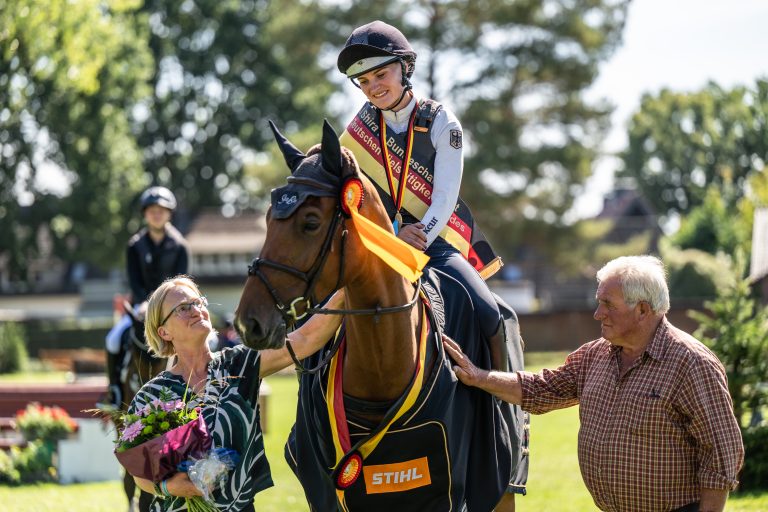 Barcley avancierte unter Anna Lena Schaaf zum Bundeschampion der fünfjährigen Vielseitigkeitspferde 2025. (Foto: Vortmann)
