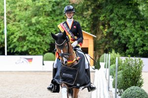 Darboven K WE ist neuer Bundeschampion der sechsjährigen Ponys, im Sattel sitzt Filippa Jaeger Jensen. (Foto: Nilkens)