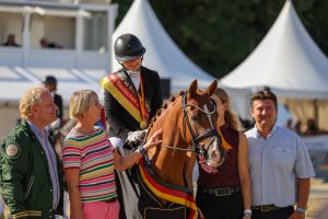 Linda Weiß und Bundeschampion Nepomuk (Foto Thamm)