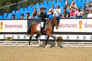 Julia Ralinofsky stellt mit Assenmachers Nachtschwärmer ihren ersten Bundeschampion (Foto Thamm)