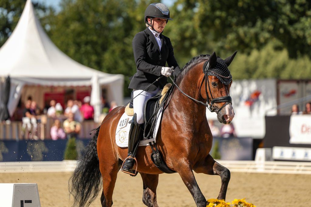 Julia Ralinofsky stellt mit Assenmachers Nachtschwärmer ihren ersten Bundeschampion (Foto Thamm)
