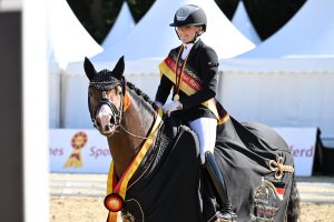 Julia Ralinofsky gewinnt mit Assenmachers Nachtschwärmer ihren ersten Titel beim Bundeschampionat. (Foto) Nilkens