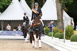 Einhändig geht auch: der neue Bundeschampion der sechsjährigen Dressurpferde, Viva Vitalis mit Lukas Fischer. Foto: Nilkens