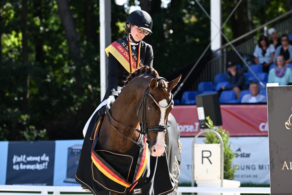 Strahlender Bundeschampion der siebenjährigen Dressurpferde: Sky mit Ann-Kathrin Lachemann. Foto: Nilkens