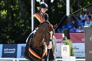 Strahlender Bundeschampion der siebenjährigen Dressurpferde: Sky mit Ann-Kathrin Lachemann. Foto: Nilkens
