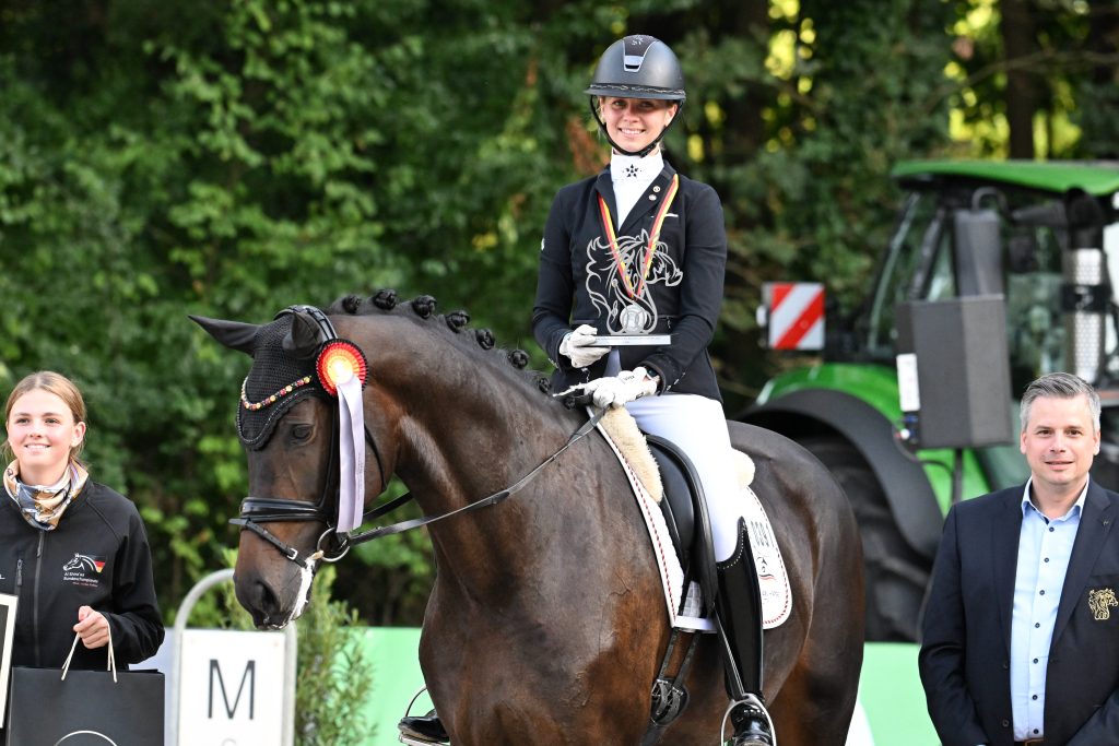 So sieht eine glückliche Silbermedaillengewinnerin beim Bundeschampionat aus: Charlotte Tollhopf und Galleria's Fancy Fergie. Foto: Nilkens