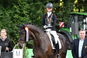 So sieht eine glückliche Silbermedaillengewinnerin beim Bundeschampionat aus: Charlotte Tollhopf und Galleria's Fancy Fergie. Foto: Nilkens