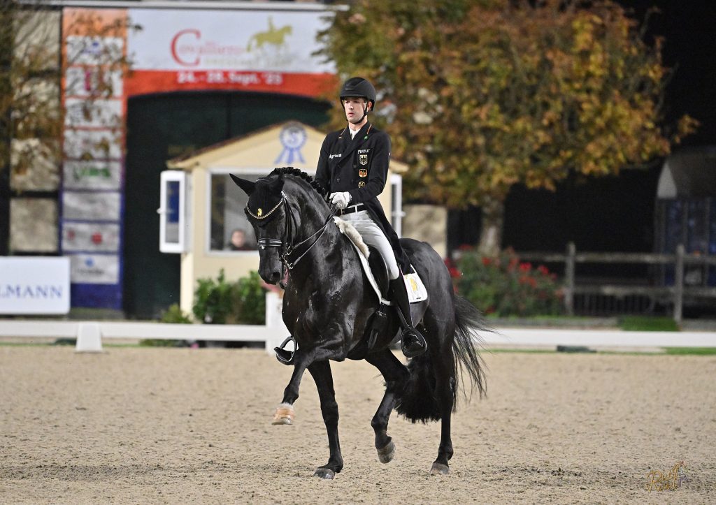 Moritz Treffinger und Cadeau Noir auf dem Weg zum Sieg im Piaff-Förderpreis Finale 2025. Foto: Rüchel