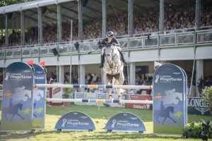 Wiesbaden ist eines der wenigen Turniere in Deutschland, bei dem noch auf Rasen gesprungen wird. Foto: www.tomspic.de