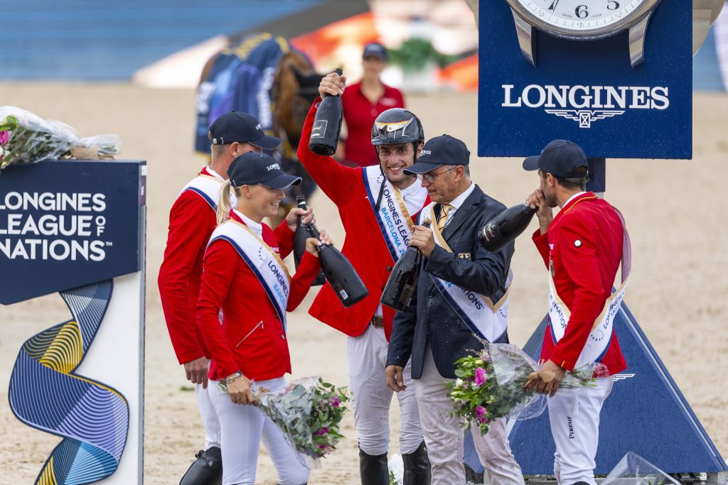 Ja, Prrrooost! Am Sonntag werden wir sehen, ob Otto Becker und sein Team erneut im Champagner baden können. Foto: FEI/Leanjo de Koster