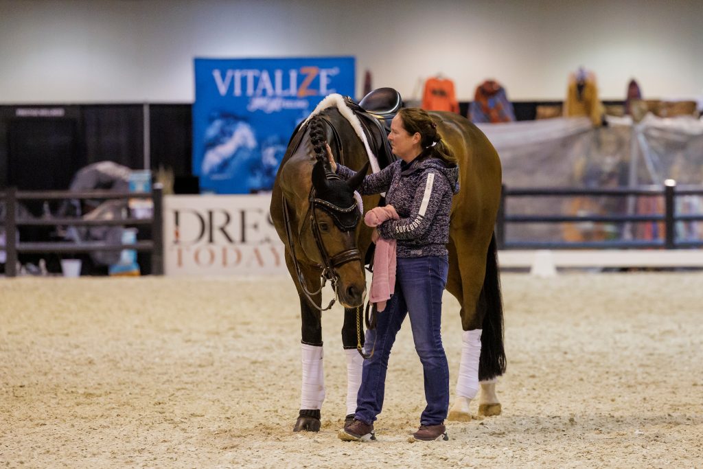 Seit 2012 arbeitet die gelernte Bürokauffrau Steffi Wiegard als Pflegerin für Isabell Werth. Foto: Sportfotos-lafrentz.de
