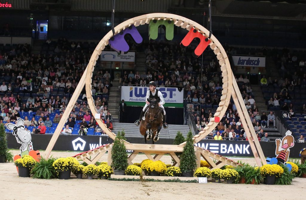 Cathal Daniels mit Shannondale Mari, Sieger im Indoor Derby der Stuttgart German Masters 2025. Foto: Facebook.com/stuttgartgermanmasters
