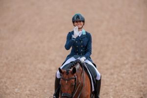 Diana Al-Shaer bei den Weltmeisterschaften 2022 mit ihrem damaligen Pferd Unazalee de Massa, der mit ihr 2024 vom aktiven Sport zurückgetreten ist. Foto: Sportfotos-lafrentz.de