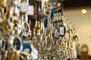 Wer nach dem richtigen Gebiss für sein Pferd sucht, hat die Qual der Wahl.