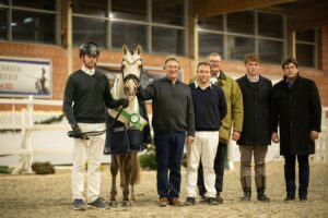 Der Reitpony-Siegerhengst der Rheinischen Winterkörung 2025, Hilgenroths Geronimo, mit seiner Familie. Foto: Leonie Minten