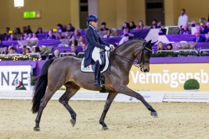 Dorothee Schneider und Barcelo, Sieger des Nürnberger Burg-Pokal Finales 2024, gehört zu den Pferden von Maik Kanitzky, die nun im Gestüt Famos zuhause sind. Foto: sportfotos-lafrentz.de