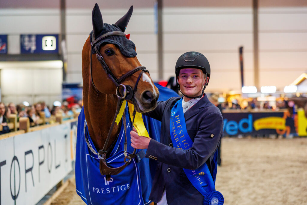 Sieger im Springen um den Goldenen Sattel in Leipzig: Mikka Roth mit Design. Foto: Sportfotos-lafrentz.de