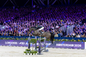 Bilderbuchstechen vor ausverkauftem Haus: Julien Epaillard und Donatello d'Auge in Amsterdam. Foto: FEI/Leanjo de Koster