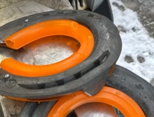 Schnee-Grips verhindern das Aufstollen unter dem Huf.