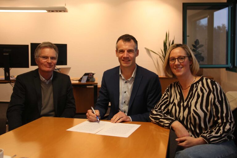 Von links: Thies Kaspareit, Dr. Dennis Peiler und Stefanie Tennigkeit bei der Vertragsunterzeichnung. Foto: FN