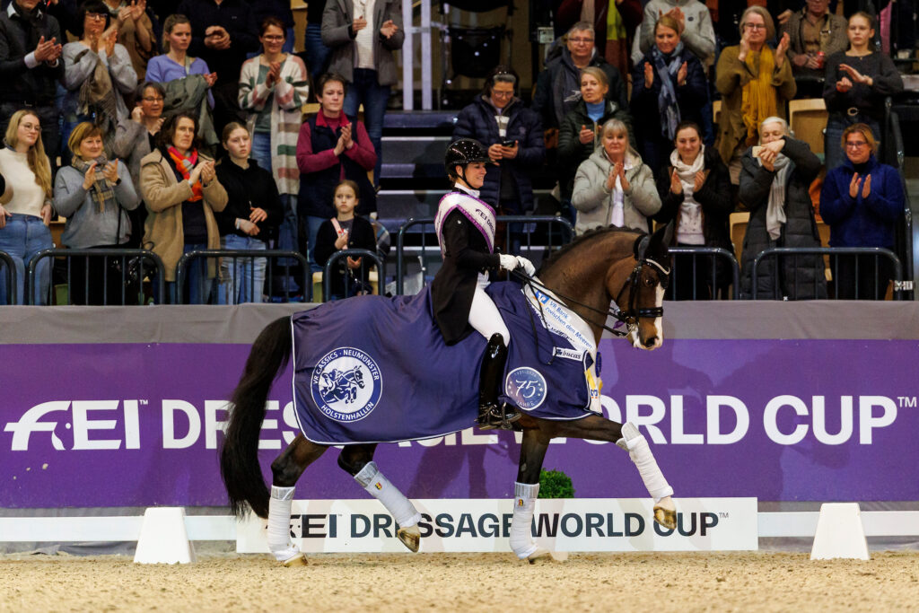 Sieger der Weltcup-Etappe von Neumünster: Larissa Pauluis mit Flambeau. Foto: sportfotos-lafrentz.de