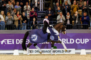 Sieger der Weltcup-Etappe von Neumünster: Larissa Pauluis mit Flambeau. Foto: sportfotos-lafrentz.de