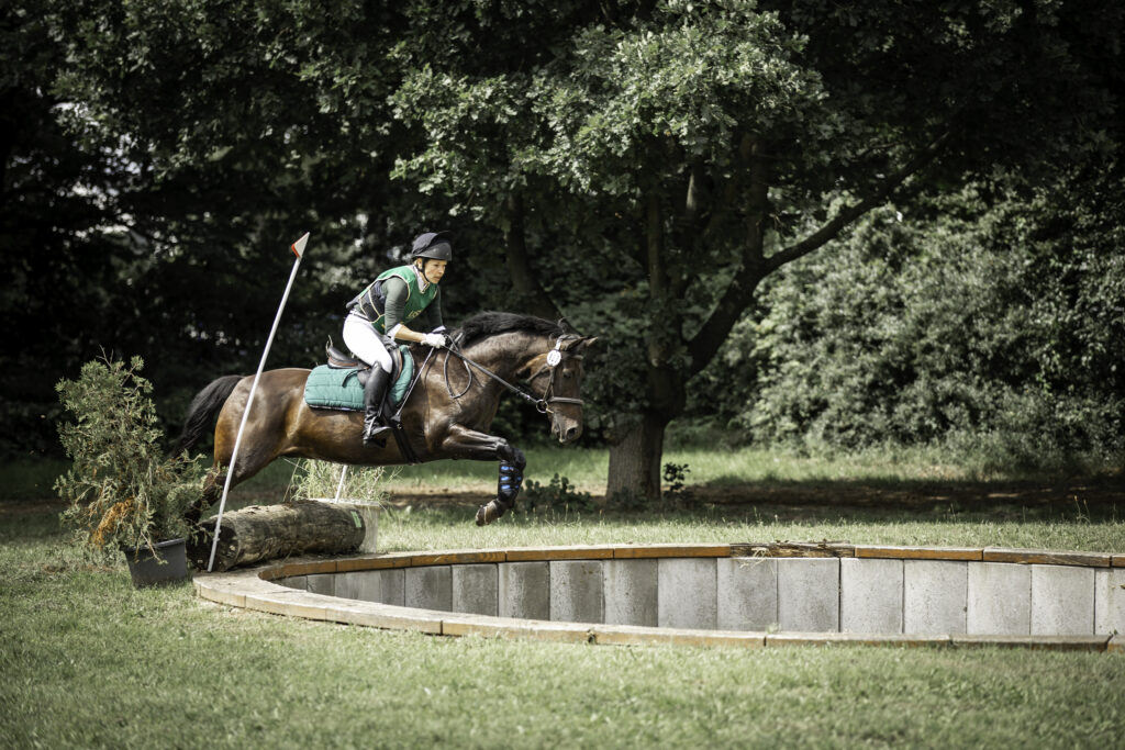 Die Sunken Road kann von allen Seiten, mit und ohne Hindernis gesprungen werden.: Foto Juliane Körner