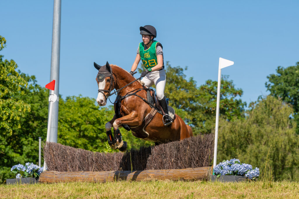Lola Stranzenbach und Valon CR gewannen die Rheinische Meisterschaft der Ponyreiter. (Foto Equipe Foto)