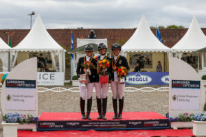 Regine Mispelkamp gewinnt Gold bei den Deutschen Meisterschaften in Balve. Helen Schildhauer (li) und Anna-Lena Niehues (re) gewinnen Silber und Bronze. (Foto Hubernagel)