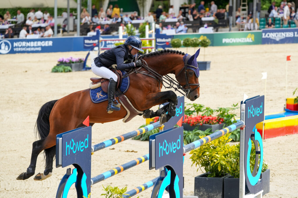 Laura Klaphake auf dem Weg zur Goldmedaille bei der Deutschen Meisterschaft der Springreiterinnen. (Foto van Bebber)