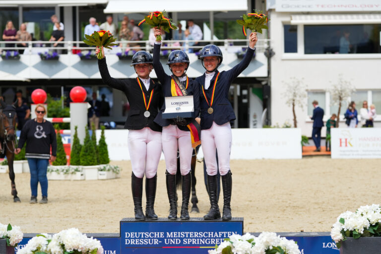Laura Klapphake gewinnt Gold bei der Deutschen Meisterschaft der Springreiterinnen. Britt Roth (li) und Justine Tebbel (re) sichern sich die weiteren Plätze auf dem Podium. (Foto van Bebber)
