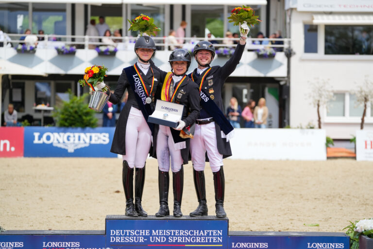 Gold für Isabell Werth (Mi), Silber für Semmieke Rothenberger (li) und Bronze für Raphael Netz (re) bei den Deutschen Meisterschaften in Balve. (Foto van Bebber)