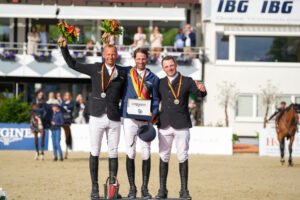 Das Podium bei den Deutschen Meisterschaften der Springreiter 2026: Christian Kukuk (Mi), Marco Kutscher (li) und Maximilian Lill (re). (Foto van Bebber)