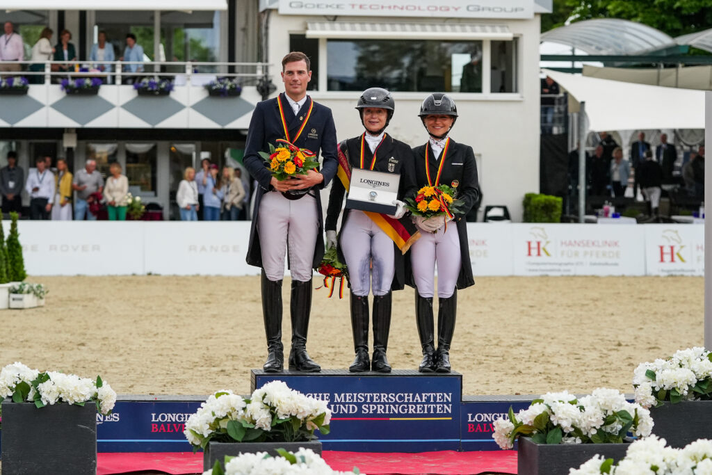 Isabell Werth (Mitte) gewinnt die Deutsche Meisterschaft der Dressur Reiter vor Frederik Wandres und Charlott-Maria Schürmann. (Foto van Bebber)